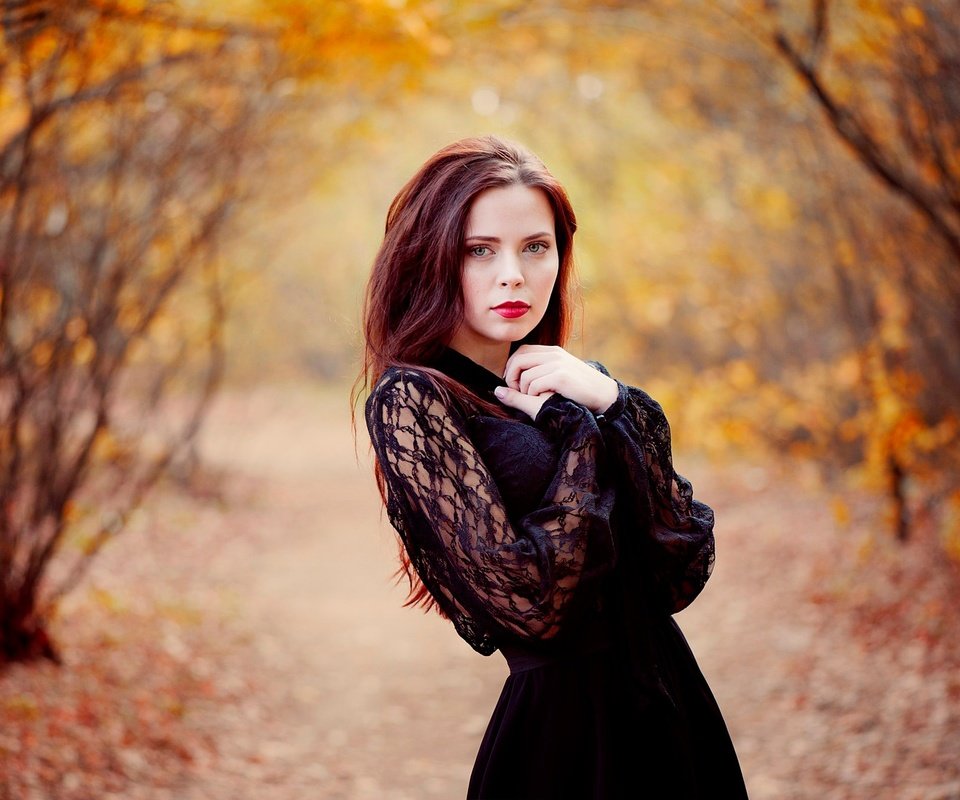 Обои девушка, платье, взгляд, осень, волосы, макияж, girl, dress, look, autumn, hair, makeup разрешение 2048x1362 Загрузить