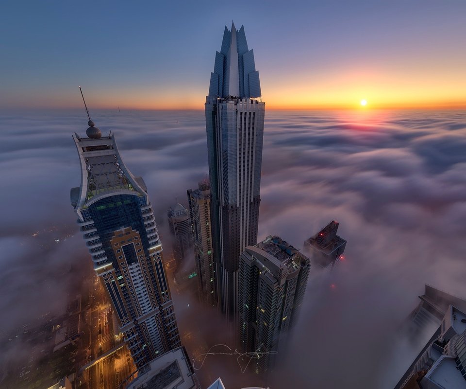 Обои туман, город, высотки, дубай, оаэ, fog, the city, skyscrapers, dubai, uae разрешение 2048x1366 Загрузить