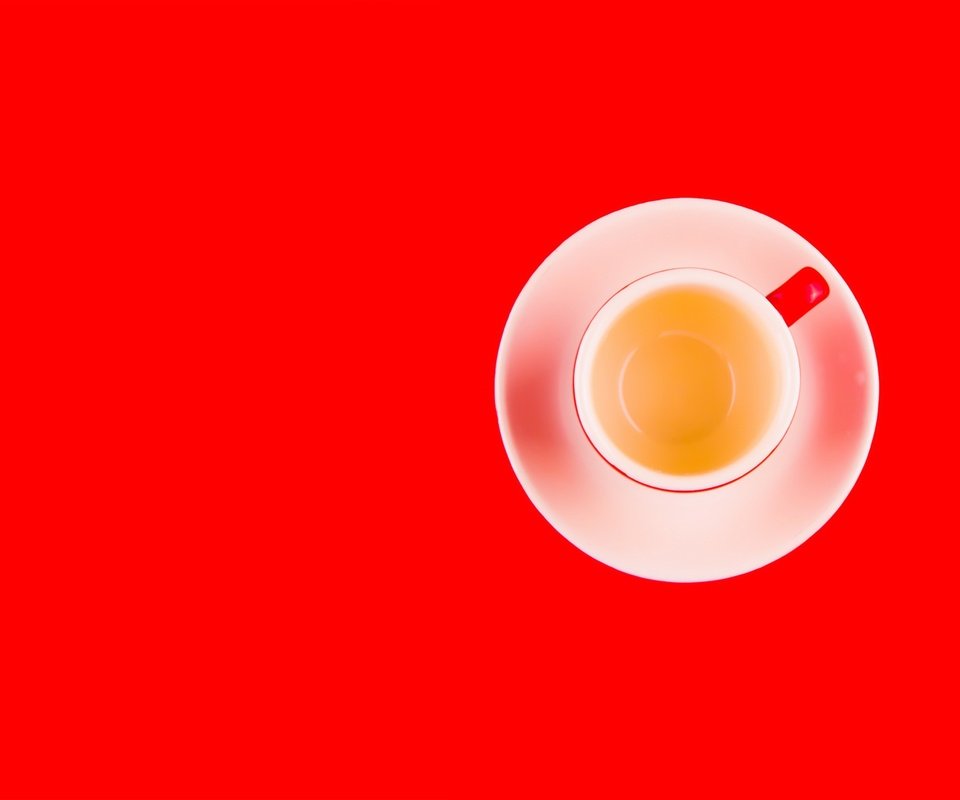 Обои напиток, блюдце, чашка, чай, красный фон, drink, saucer, cup, tea, red background разрешение 2560x1644 Загрузить