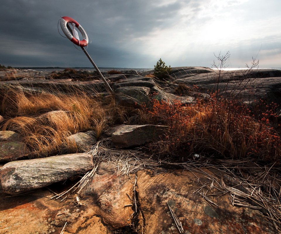 Обои трава, камни, берег, пейзаж, море, знак, круг, grass, stones, shore, landscape, sea, sign, round разрешение 2560x1600 Загрузить