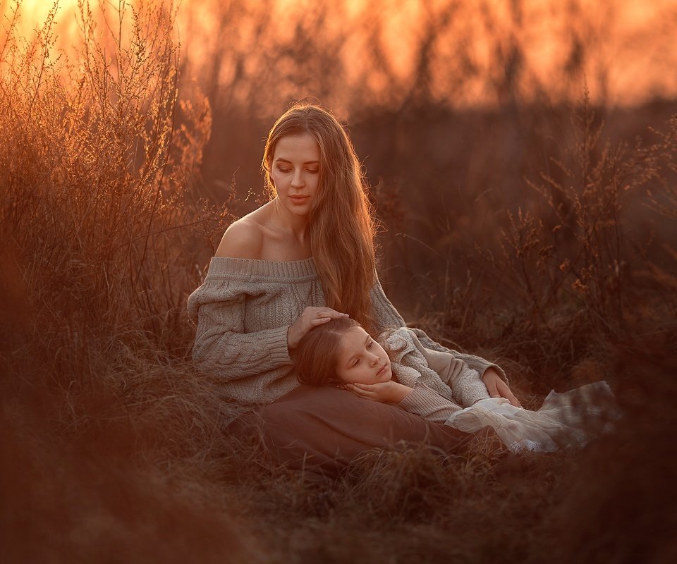 Обои трава, закат, мама, дочка, grass, sunset, mom, daughter разрешение 2593x1729 Загрузить