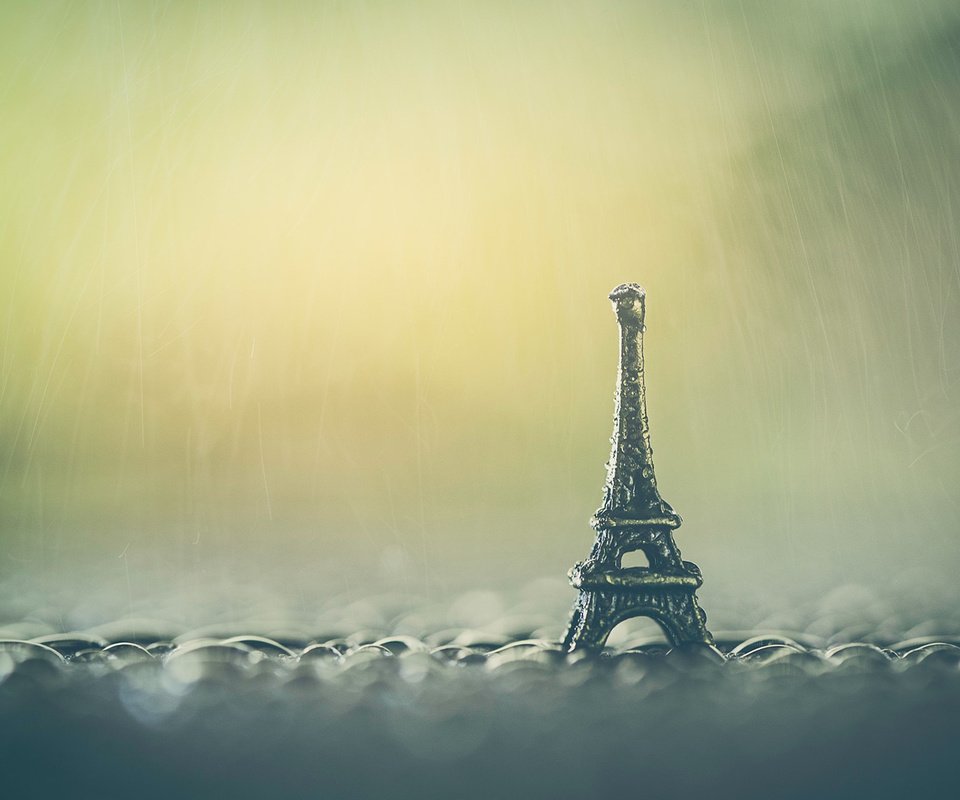 Обои капли, дождь, эйфелева башня, сувенир, rosana, drops, rain, eiffel tower, souvenir разрешение 1920x1200 Загрузить