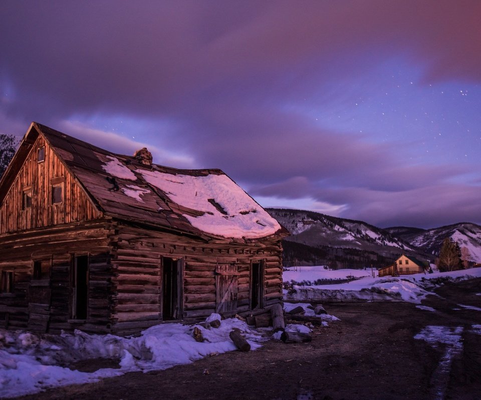 Обои небо, ночь, снег, зима, звезды, дом, изба, заброшенный, the sky, night, snow, winter, stars, house, hut, abandoned разрешение 2048x1204 Загрузить