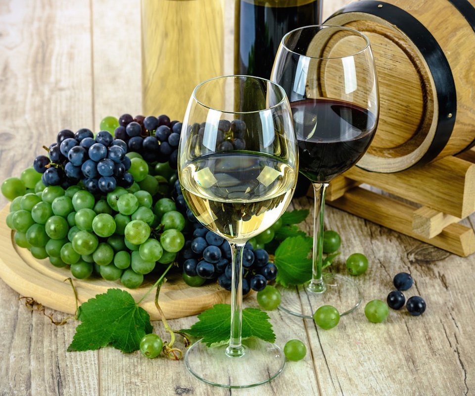 Обои виноград, вино, белое, бокалы, лоза, красное, grapes, wine, white, glasses, vine, red разрешение 3750x2500 Загрузить