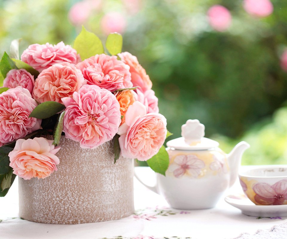 Обои цветы, розы, букет, чашка, ваза, чайник, натюрморт, flowers, roses, bouquet, cup, vase, kettle, still life разрешение 1920x1280 Загрузить