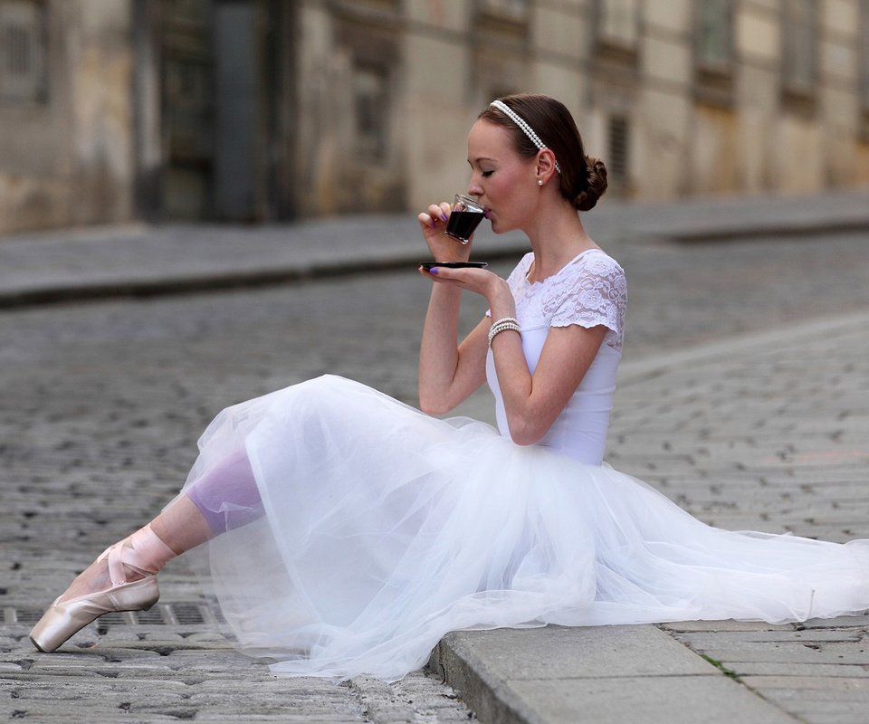 Обои девушка, брюнетка, кофе, модель, пачка, балерина, пуанты, girl, brunette, coffee, model, pack, ballerina, pointe shoes разрешение 1920x1200 Загрузить