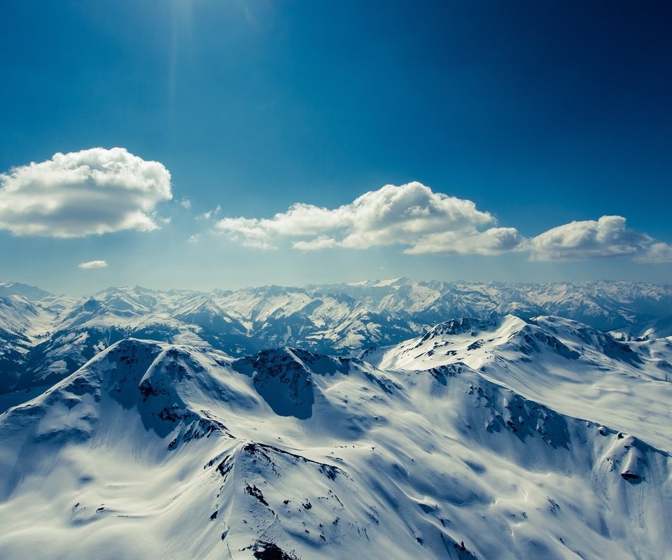 Обои небо, облака, горы, снег, природа, зима, альпы, горные рельефы, the sky, clouds, mountains, snow, nature, winter, alps, mountain relief разрешение 2048x1368 Загрузить