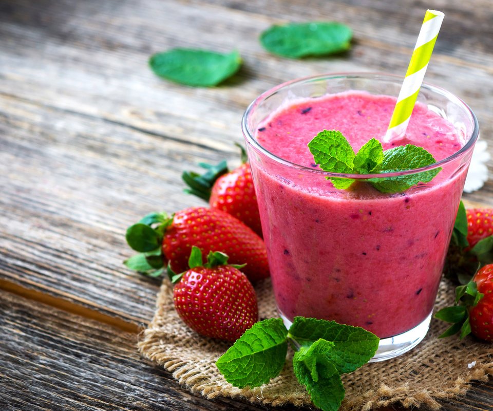 Обои мята, напиток, клубника, ягоды, коктейль, трубочка, смузи, mint, drink, strawberry, berries, cocktail, tube, smoothies разрешение 3840x2400 Загрузить