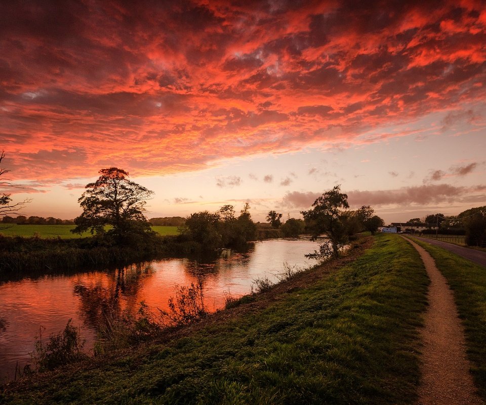 Обои небо, облака, канал, тропинка, зарево, the sky, clouds, channel, path, glow разрешение 2048x1251 Загрузить