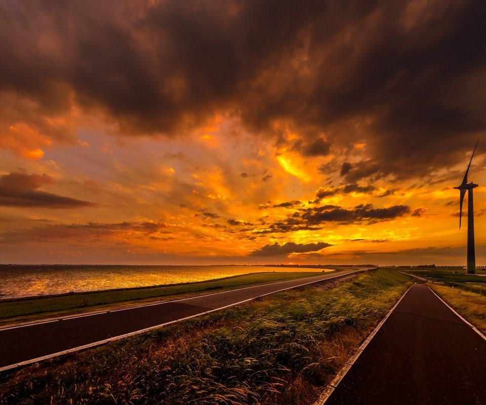 Обои небо, дорога, облака, закат, море, ветряк, the sky, road, clouds, sunset, sea, windmill разрешение 2647x1440 Загрузить