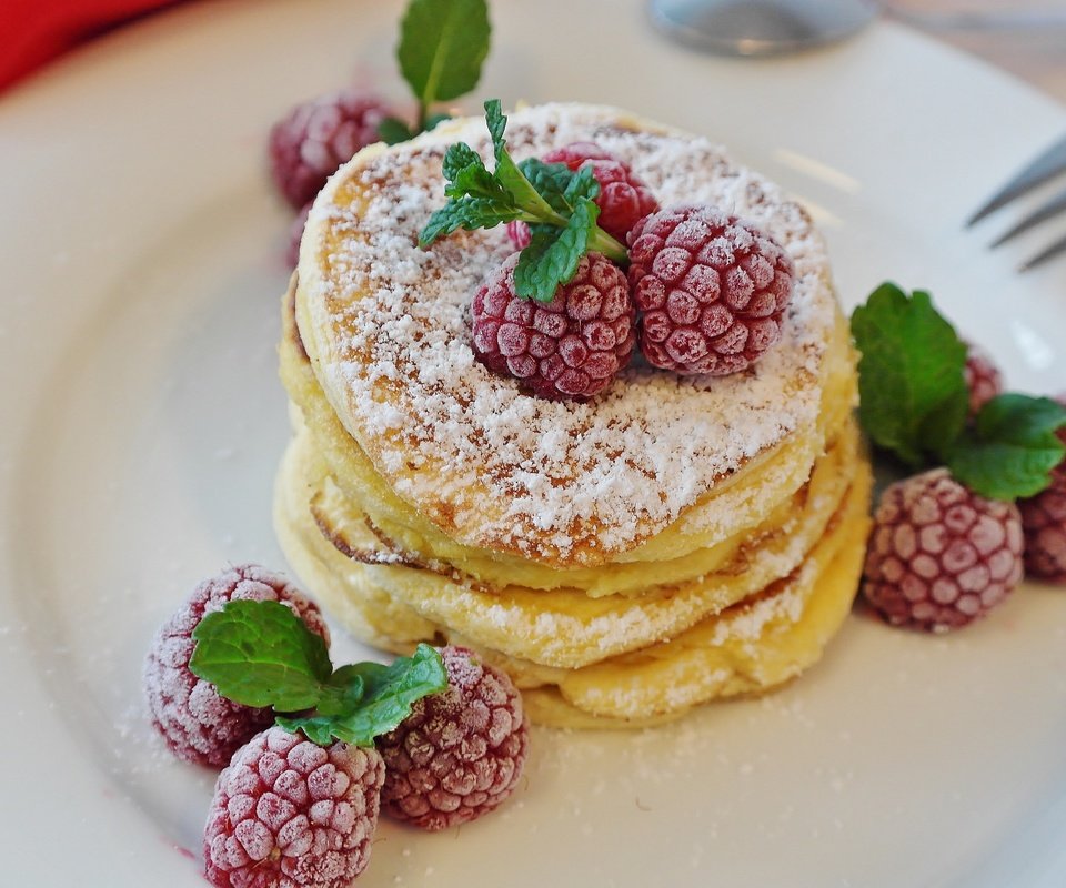 Обои малина, завтрак, сахарная пудра, оладьи, raspberry, breakfast, powdered sugar, pancakes разрешение 5472x3080 Загрузить