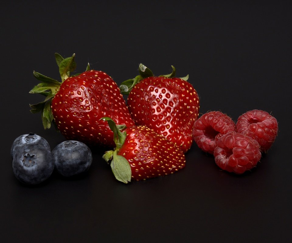 Обои малина, клубника, черный фон, ягоды, черника, raspberry, strawberry, black background, berries, blueberries разрешение 6000x4000 Загрузить