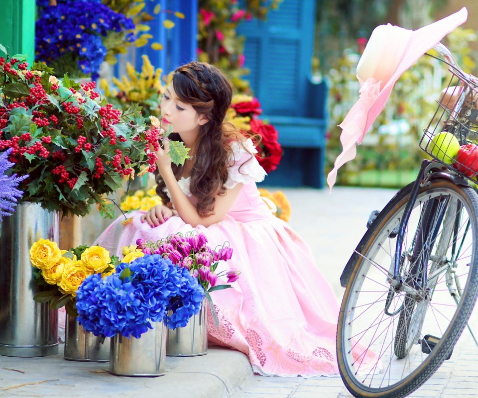 Обои цветы, девушка, улица, азиатка, велосипед, flowers, girl, street, asian, bike разрешение 2560x1600 Загрузить