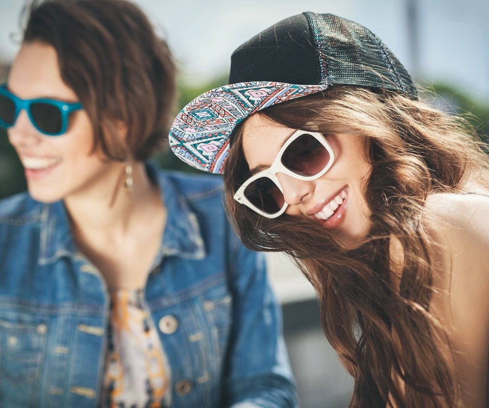 Обои очки, девушки, волосы, кепка, смех, glasses, girls, hair, cap, laughter разрешение 5616x3744 Загрузить