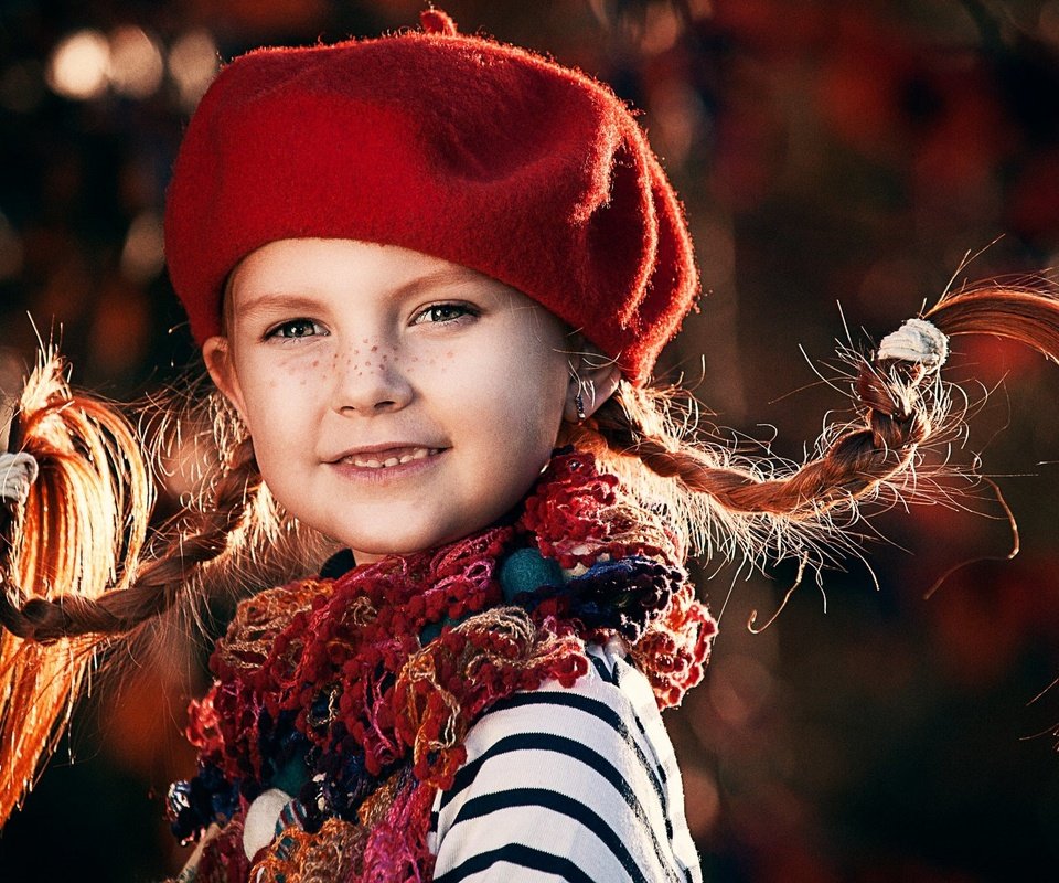 Обои девочка, ребенок, берет, веснушки, шарф, косички, пеппи, girl, child, takes, freckles, scarf, braids, pippi разрешение 2048x1321 Загрузить