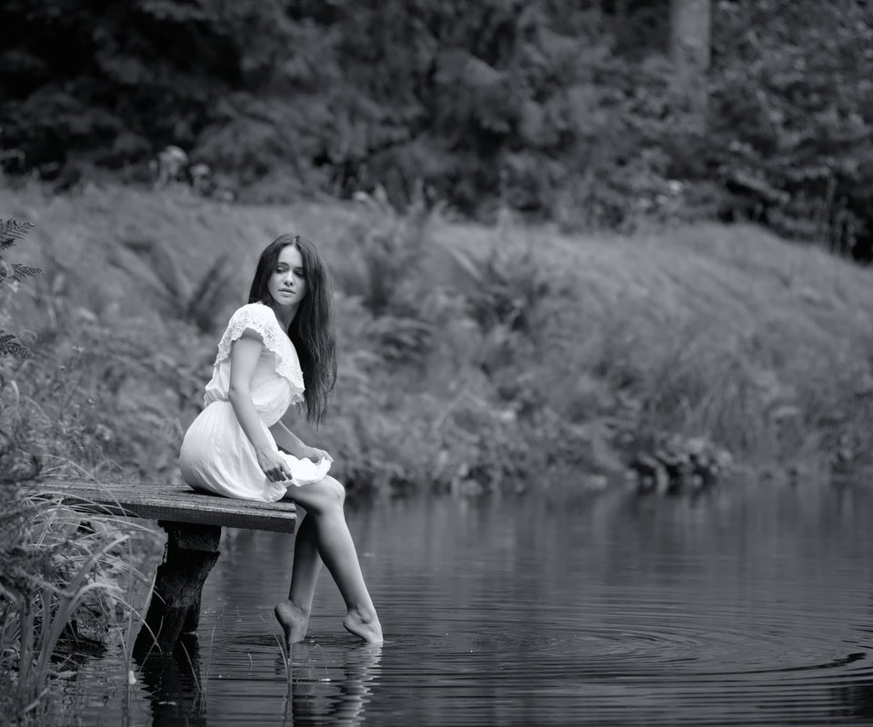 Обои вода, мостик, девушка, чёрно-белое, ножки, irene, ivan borys, lviv, water, the bridge, girl, black and white, legs разрешение 2000x1334 Загрузить