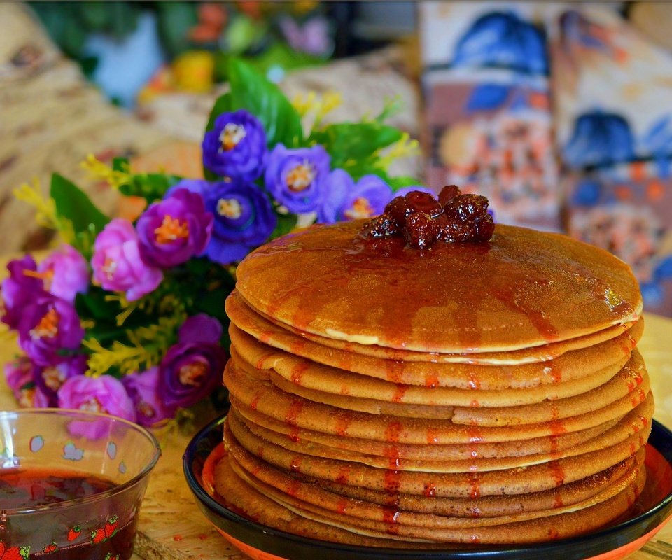 Обои цветы, букет, блины, варенье, flowers, bouquet, pancakes, jam разрешение 3002x1857 Загрузить