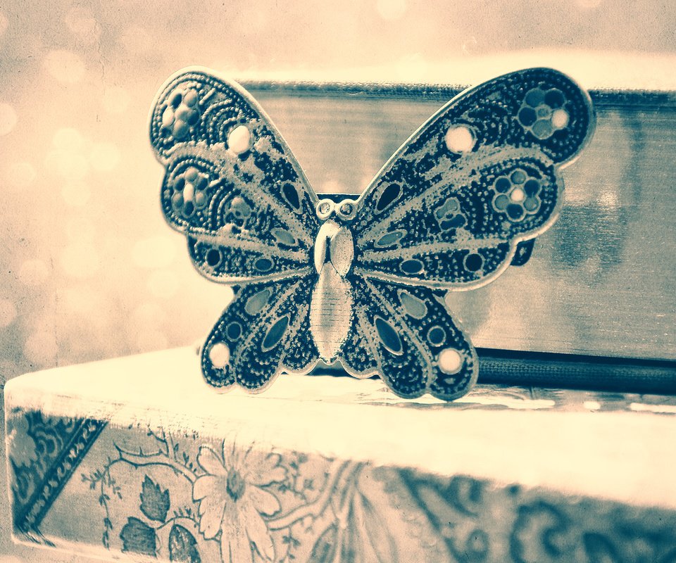 Обои бабочка, украшение, брошь, бисер, butterfly, decoration, brooch, beads разрешение 3840x2400 Загрузить