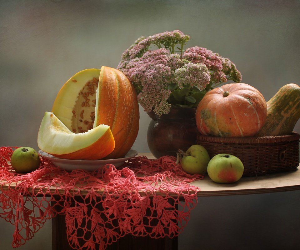Обои цветы, яблоки, осень, салфетка, тыква, натюрморт, дыня, очиток, flowers, apples, autumn, napkin, pumpkin, still life, melon, stonecrop разрешение 2868x1937 Загрузить
