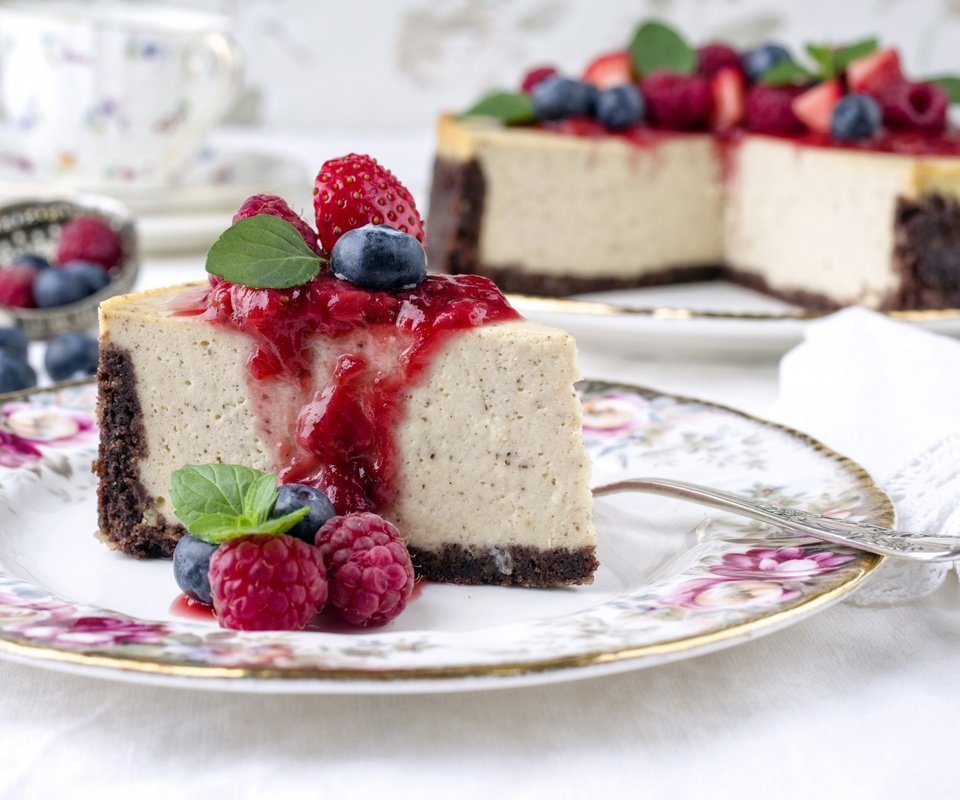 Обои малина, ягоды, черника, торт, чизкейк, raspberry, berries, blueberries, cake, cheesecake разрешение 1920x1080 Загрузить