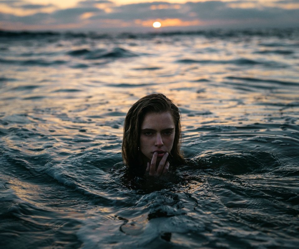 Обои девушка, взгляд, волосы, лицо, в воде, jesse herzog, marta, girl, look, hair, face, in the water разрешение 2048x1365 Загрузить