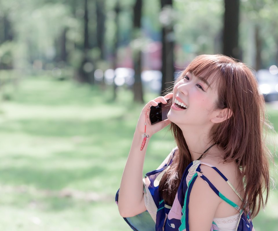 Обои девушка, телефон, азиатка, смех, боке, girl, phone, asian, laughter, bokeh разрешение 5760x3840 Загрузить