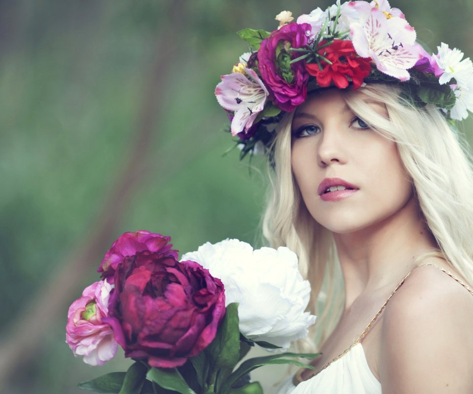 Обои цветы, девушка, блондинка, взгляд, голая, flowers, girl, blonde, look, naked разрешение 2560x1600 Загрузить