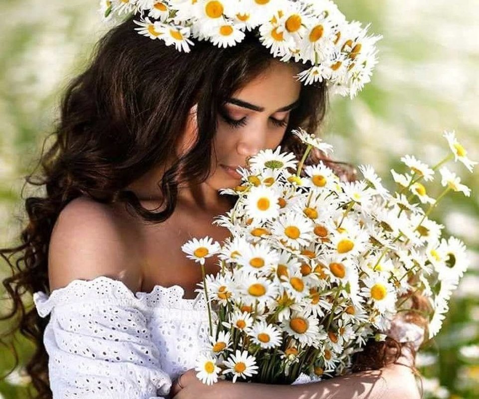 Обои девушка, поле, брюнетка, лето, ромашки, венок, girl, field, brunette, summer, chamomile, wreath разрешение 1965x2036 Загрузить