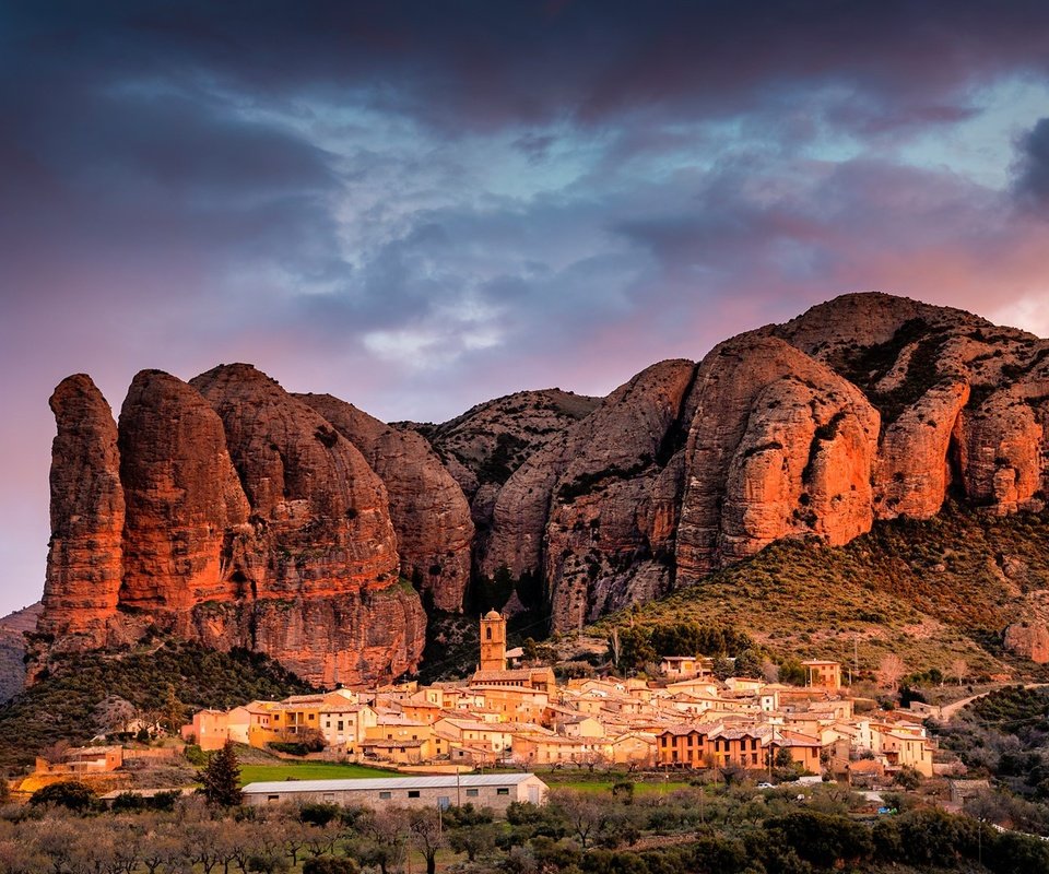 Обои горы, город, испания, agüero village, huesca province, mallos de agüero, mountains, the city, spain разрешение 1920x1080 Загрузить