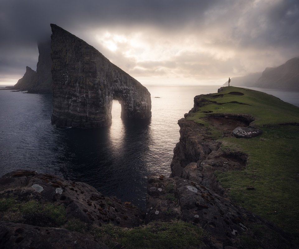 Обои скалы, берег, море, туман, человек, арка, rocks, shore, sea, fog, people, arch разрешение 2048x1366 Загрузить