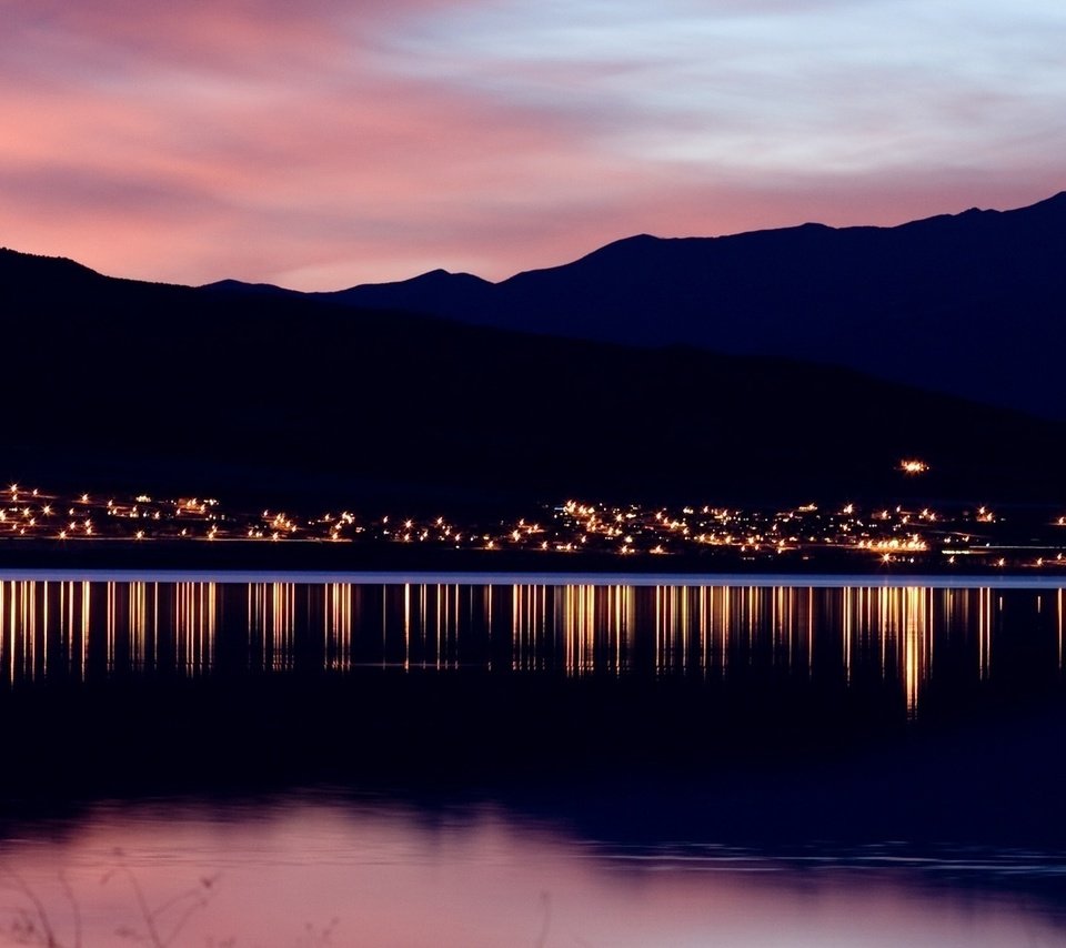 Обои огни, вечер, горы, закат, пейзаж, горизонт, водоем, lights, the evening, mountains, sunset, landscape, horizon, pond разрешение 1920x1080 Загрузить