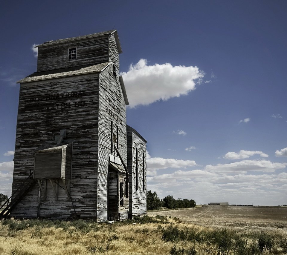 Обои облака, поле, здание, амбар, clouds, field, the building, the barn разрешение 2560x1600 Загрузить