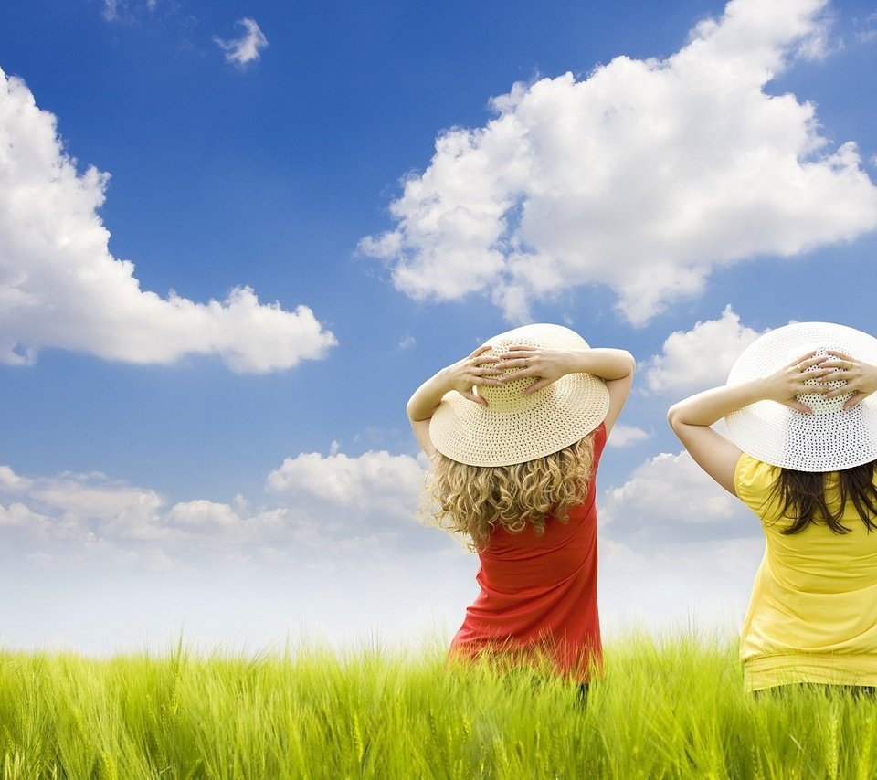 Обои облака, поле, девушки, шляпки, clouds, field, girls, hats разрешение 1920x1200 Загрузить