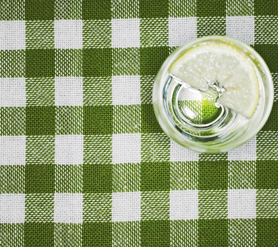 Обои вода, макро, лимон, стакан, скатерть, water, macro, lemon, glass, tablecloth разрешение 1920x1200 Загрузить