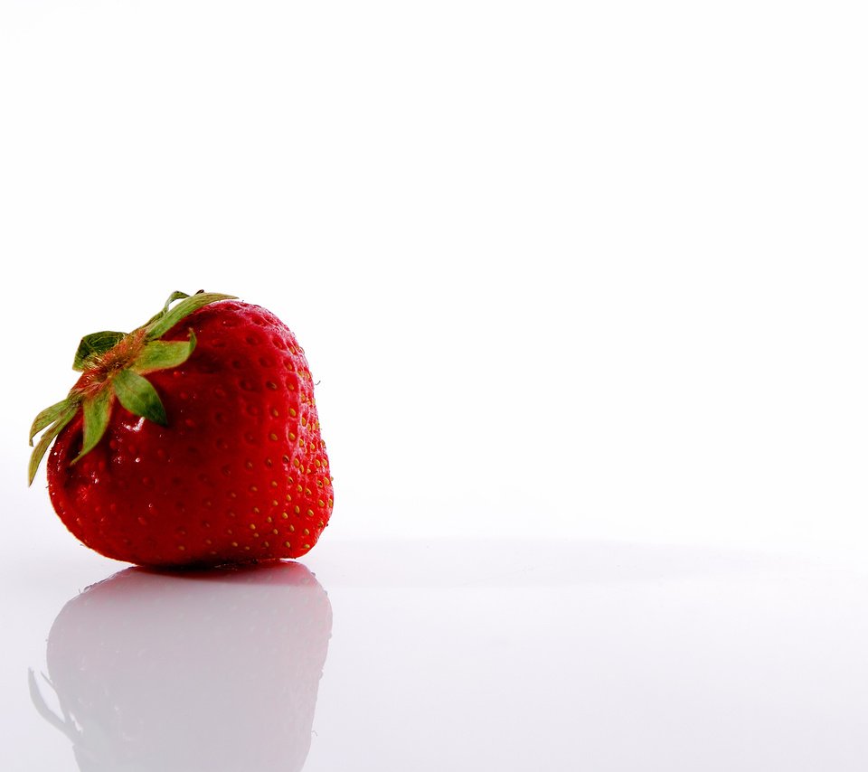 Обои клубника, белое, красное, strawberry, white, red разрешение 2560x1600 Загрузить