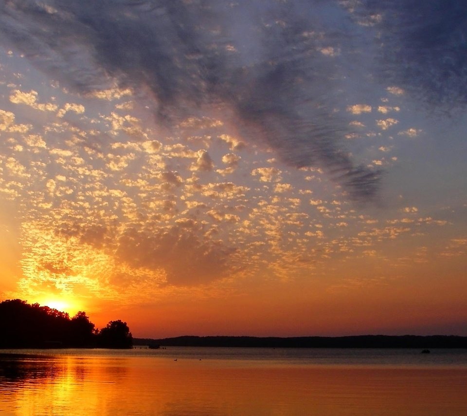 Обои небо, облака, вечер, озеро, закат, горизонт, the sky, clouds, the evening, lake, sunset, horizon разрешение 1920x1080 Загрузить