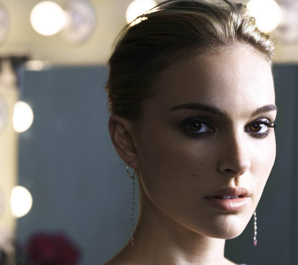 Обои девушка, портрет, взгляд, волосы, лицо, натали портман, girl, portrait, look, hair, face, natalie portman разрешение 2560x1920 Загрузить