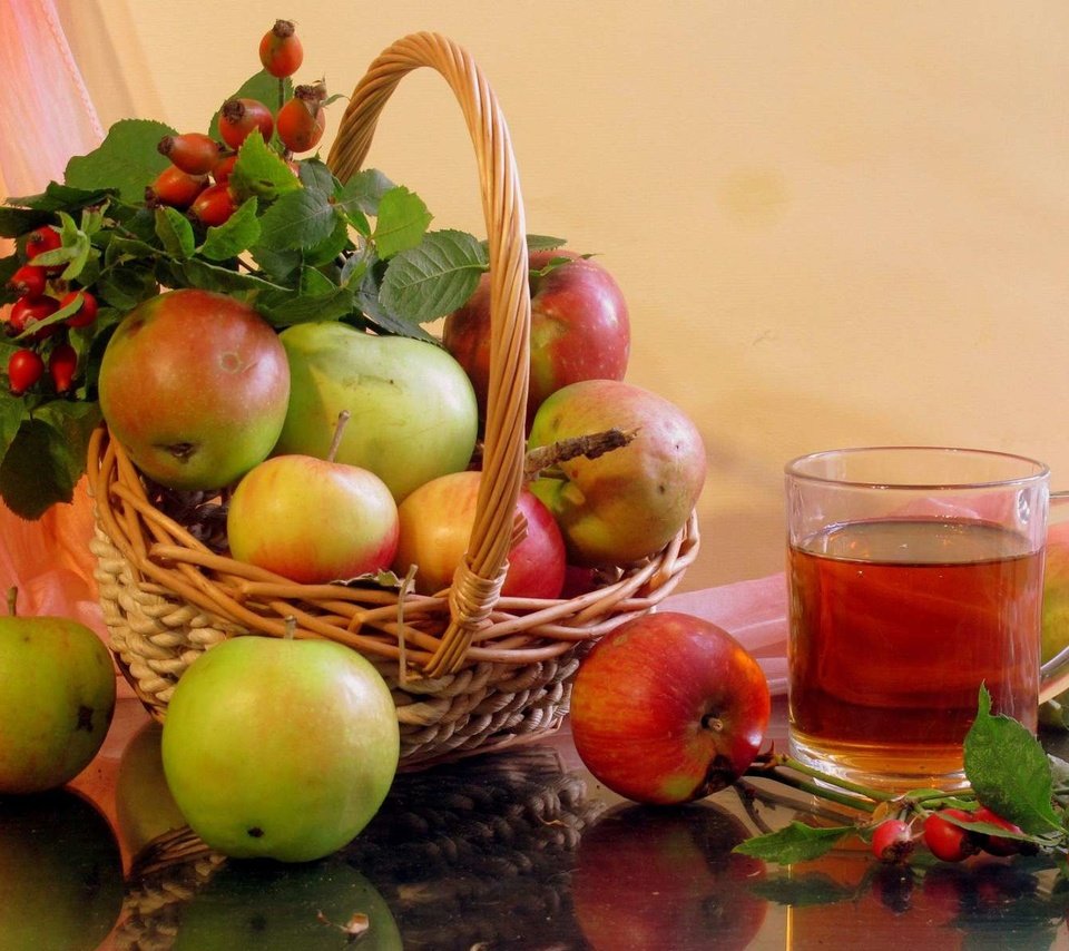 Обои фрукты, яблоки, шиповник, ягоды, чай, натюрморт, fruit, apples, briar, berries, tea, still life разрешение 1920x1200 Загрузить