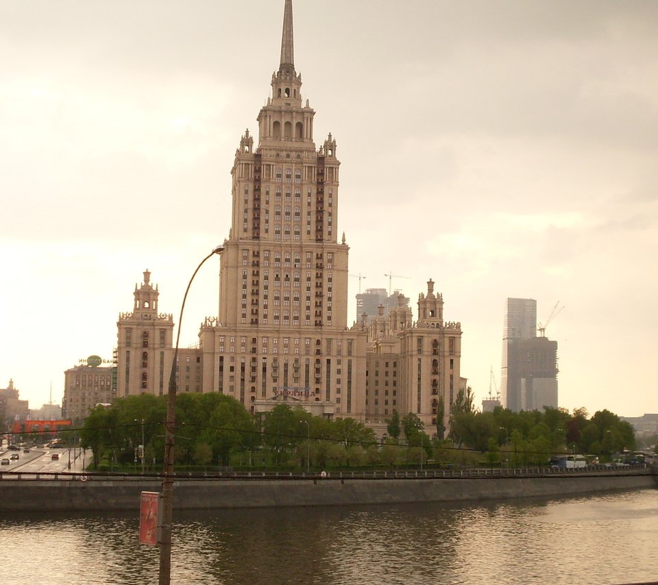 Высотка на Краснопресненской набережной Москва