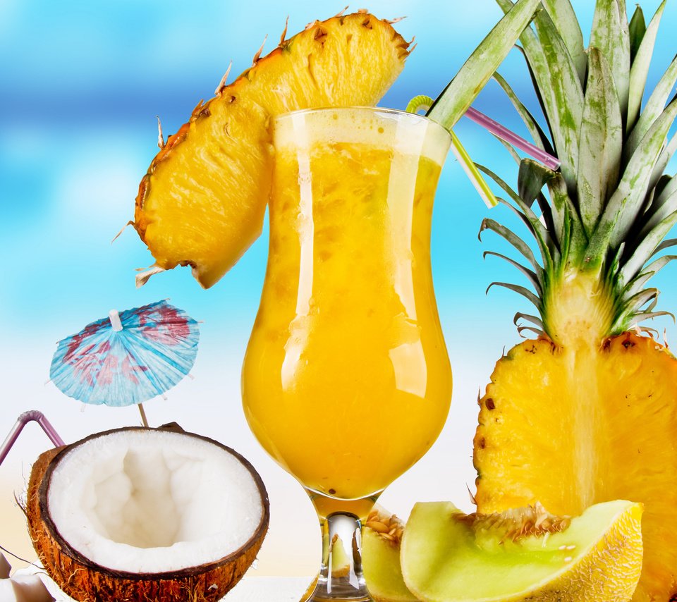 Обои бокал, коктейль, напитки, кокос, ананас, дыня, тропический коктейль, glass, cocktail, drinks, coconut, pineapple, melon, tropical cocktail разрешение 2560x1600 Загрузить