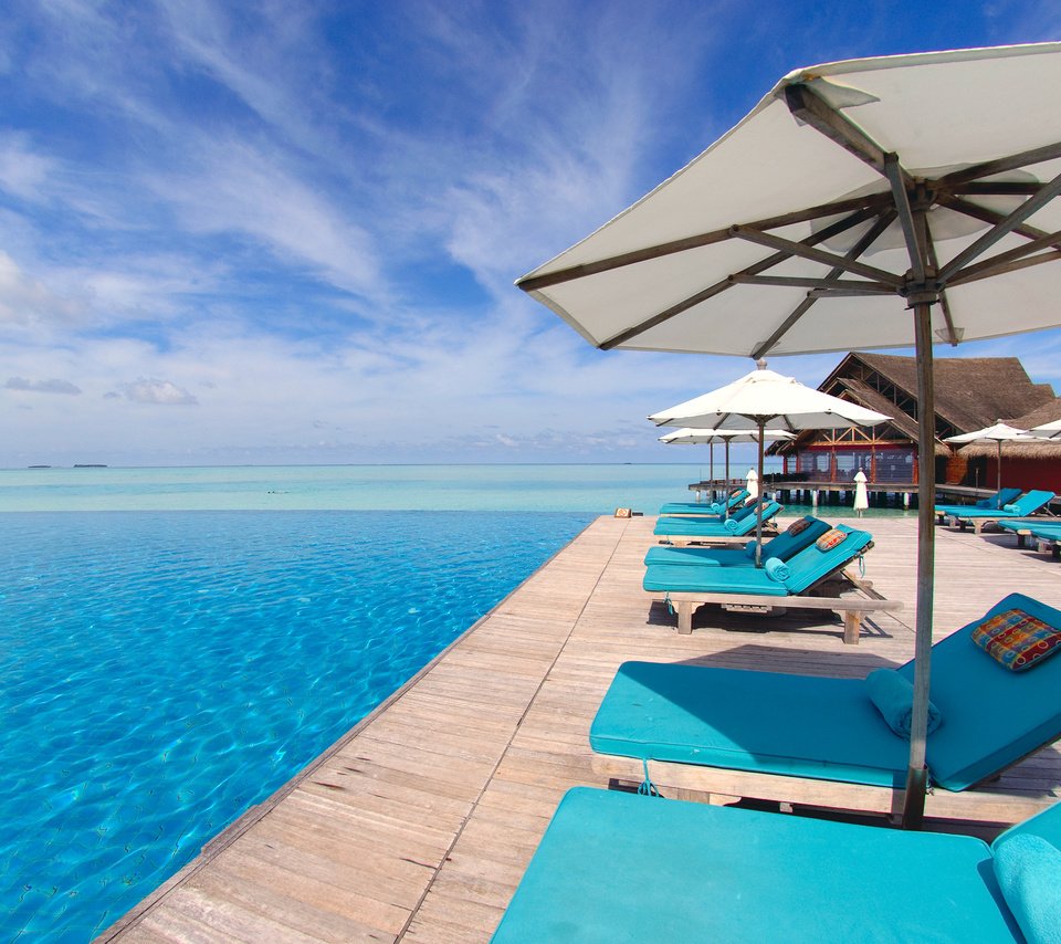Обои курорт, лежаки, тропики, мальдивы, resort, sunbeds, tropics, the maldives разрешение 2835x1625 Загрузить