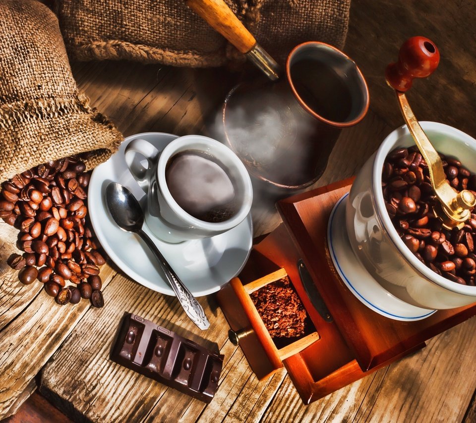 Обои кофе, шоколад, кофейные зерна, турка, кофемолка, coffee, chocolate, coffee beans, turk, coffee grinder разрешение 2560x1600 Загрузить