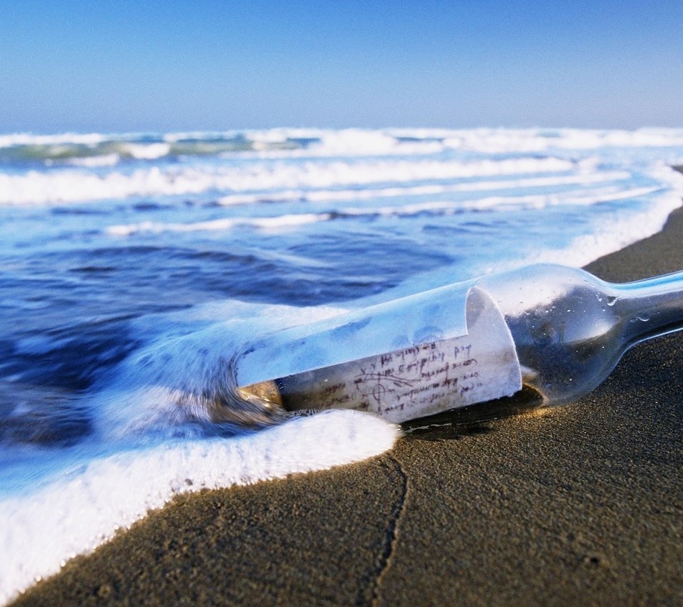 Обои бутылка с письмом на берегу, bottle with a letter on the bank разрешение 1920x1080 Загрузить