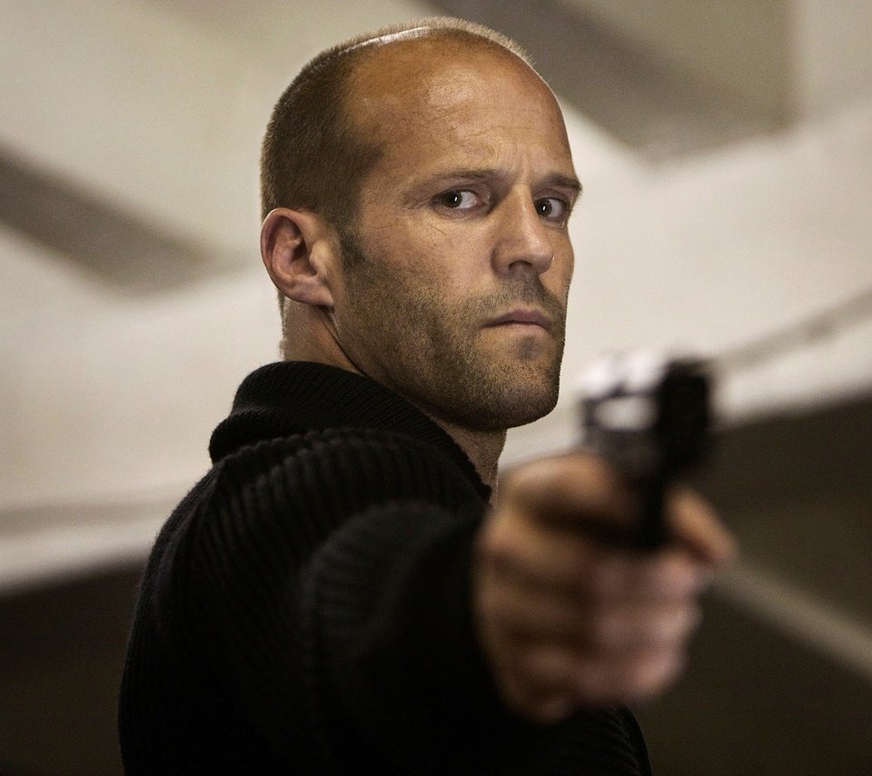 Обои пистолет, актёр, механик, джейсон стэтхэм, the mechanic, gun, actor, mechanic, jason statham разрешение 2560x1600 Загрузить