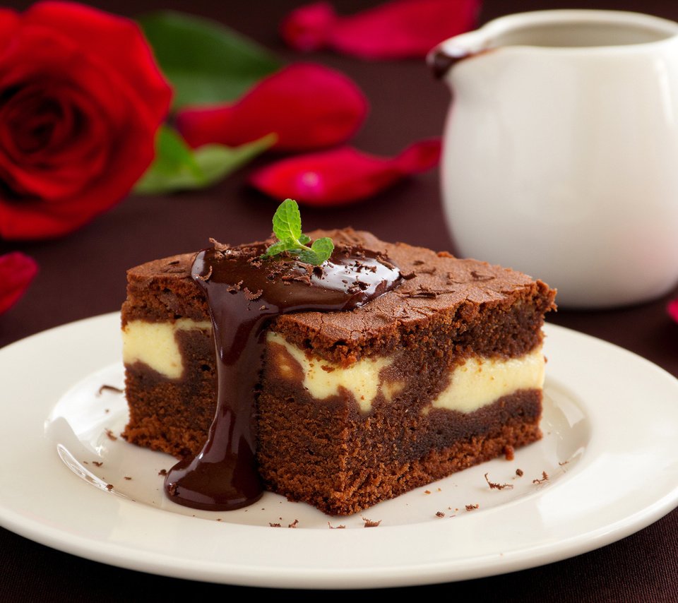 Обои розы, шоколад, сладкое, торт, пирожное, кусочек, roses, chocolate, sweet, cake, piece разрешение 2000x1333 Загрузить