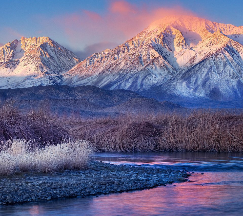 Обои трава, вода, горы, снег, камни, пейзаж, grass, water, mountains, snow, stones, landscape разрешение 1920x1200 Загрузить