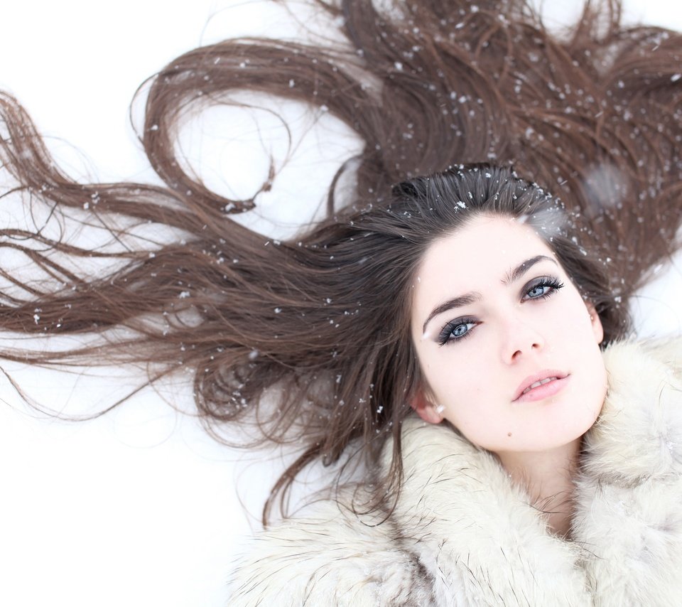 Обои снег, зима, снежинки, брюнетка, волосы, шуба, snow, winter, snowflakes, brunette, hair, coat разрешение 2048x1365 Загрузить