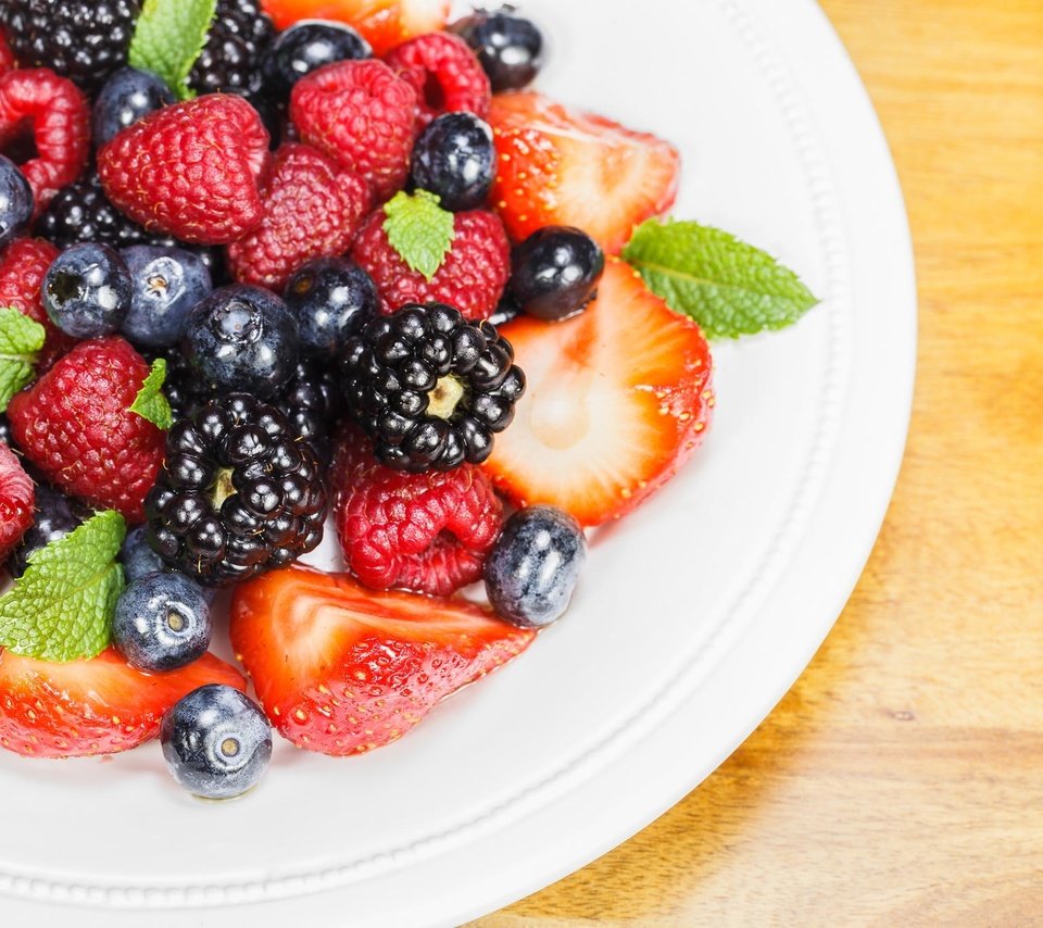 Обои малина, клубника, ягоды, черника, тарелка, ежевика, ассорти, raspberry, strawberry, berries, blueberries, plate, blackberry, cuts разрешение 2048x1365 Загрузить