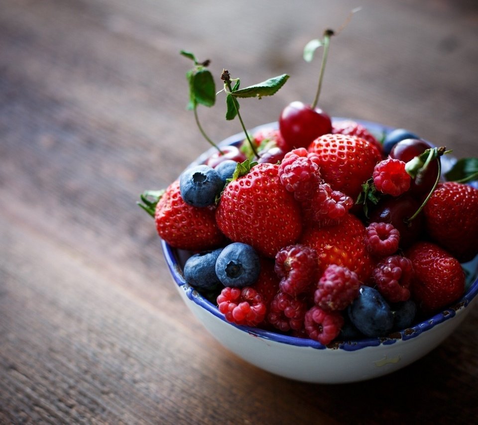 Обои малина, клубника, ягоды, вишня, черника, тарелка, raspberry, strawberry, berries, cherry, blueberries, plate разрешение 1920x1377 Загрузить