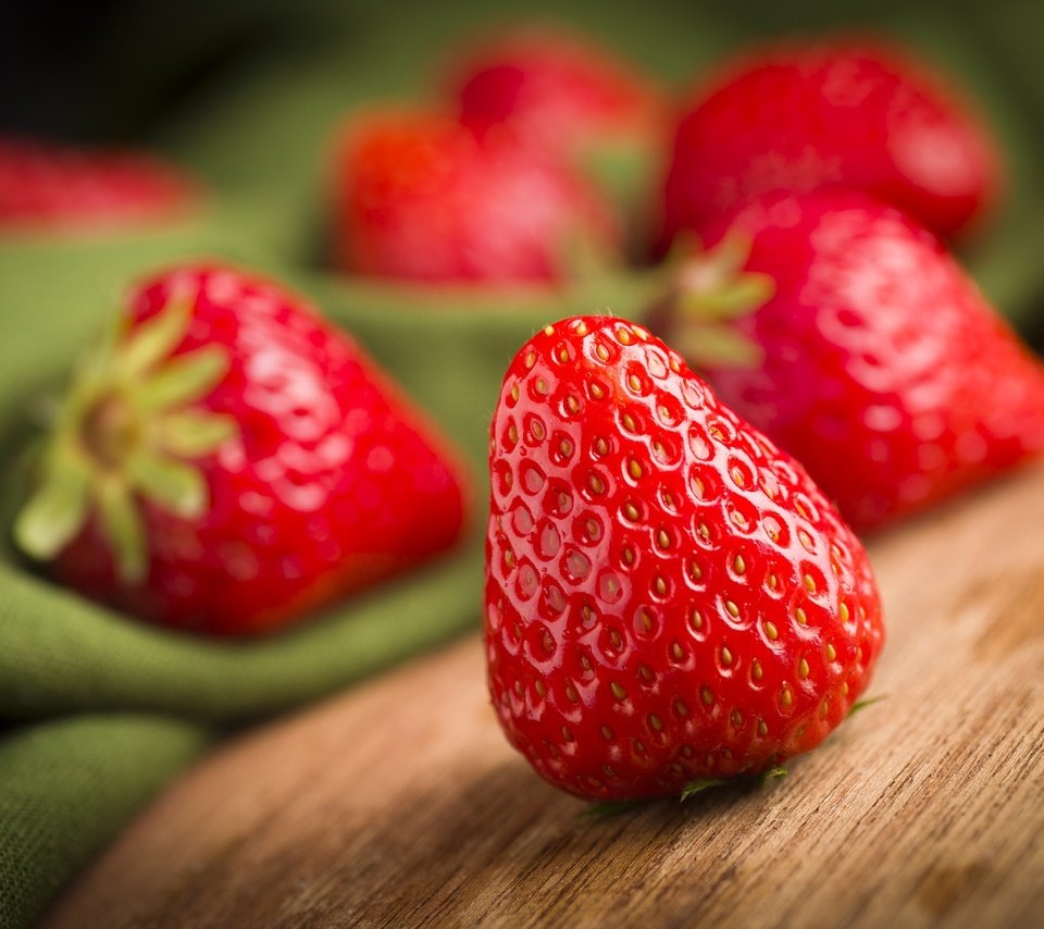 Обои красная, клубника, ягоды, свежая, red, strawberry, berries, fresh разрешение 2048x1367 Загрузить